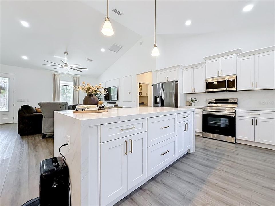На продажу: $429,999 (3 спален, 2 ванн, 1764 Квадратных фут)