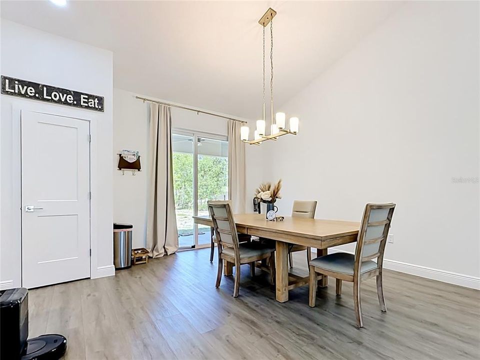 На продажу: $429,999 (3 спален, 2 ванн, 1764 Квадратных фут)