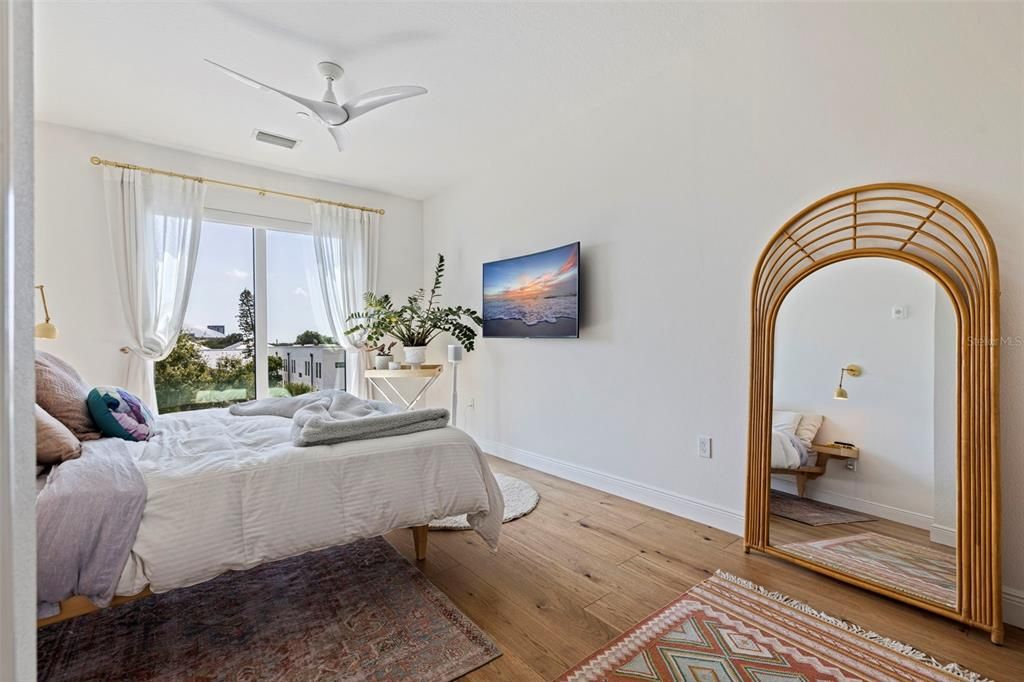 For Sale: $550,000 (2 beds, 2 baths, 1355 Square Feet)