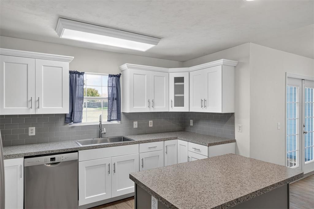 En Venta: $385,000 (4 camas, 2 baños, 1703 Pies cuadrados)