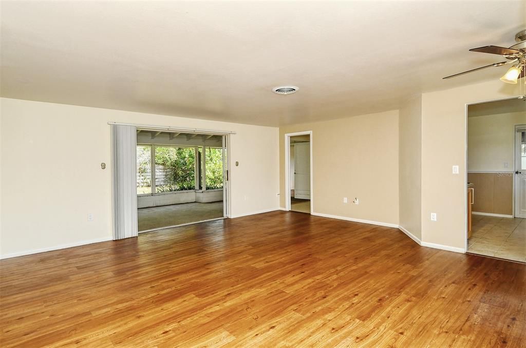 В аренду: $2,400 (3 спален, 2 ванн, 1402 Квадратных фут)