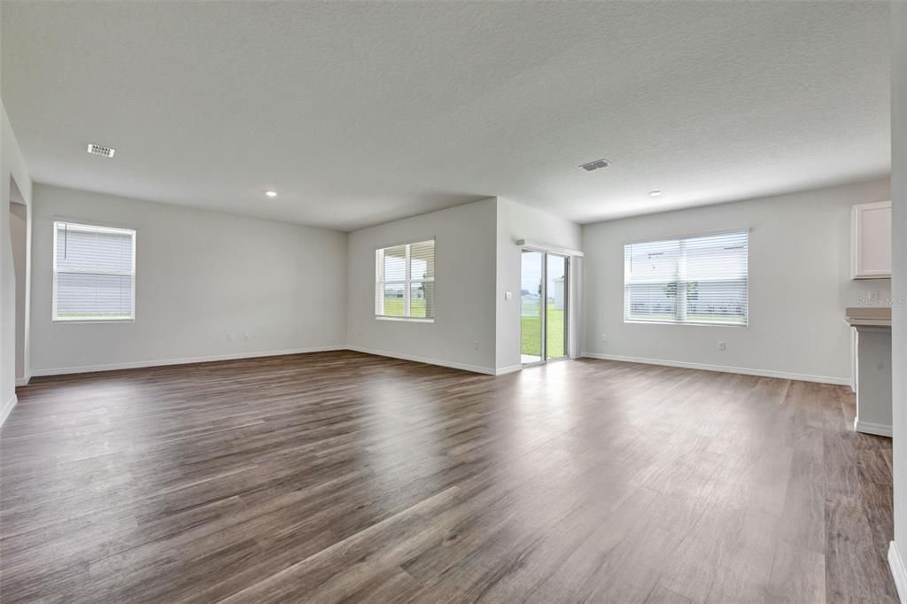 En Venta: $406,990 (4 camas, 3 baños, 2725 Pies cuadrados)