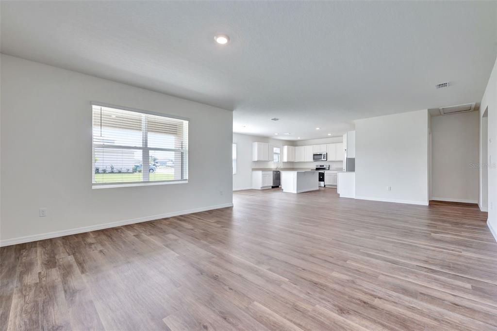 En Venta: $406,990 (4 camas, 3 baños, 2725 Pies cuadrados)