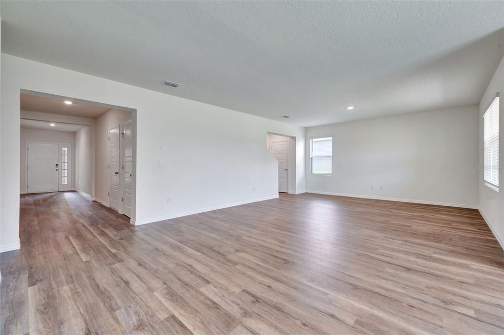 En Venta: $406,990 (4 camas, 3 baños, 2725 Pies cuadrados)