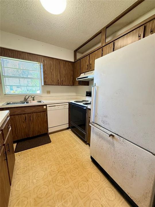 На продажу: $140,000 (2 спален, 2 ванн, 979 Квадратных фут)