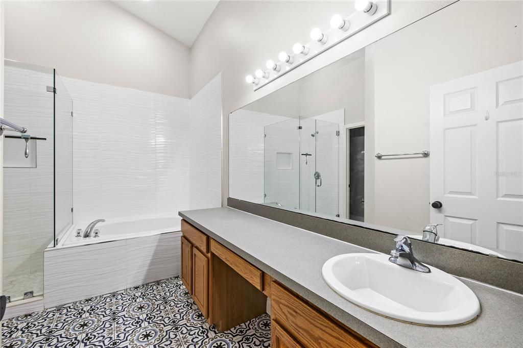 Activo con contrato: $340,000 (4 camas, 2 baños, 1925 Pies cuadrados)