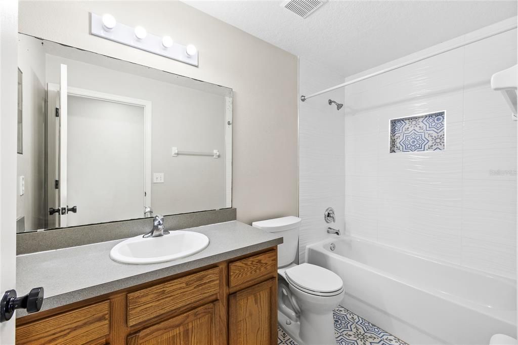 Activo con contrato: $340,000 (4 camas, 2 baños, 1925 Pies cuadrados)