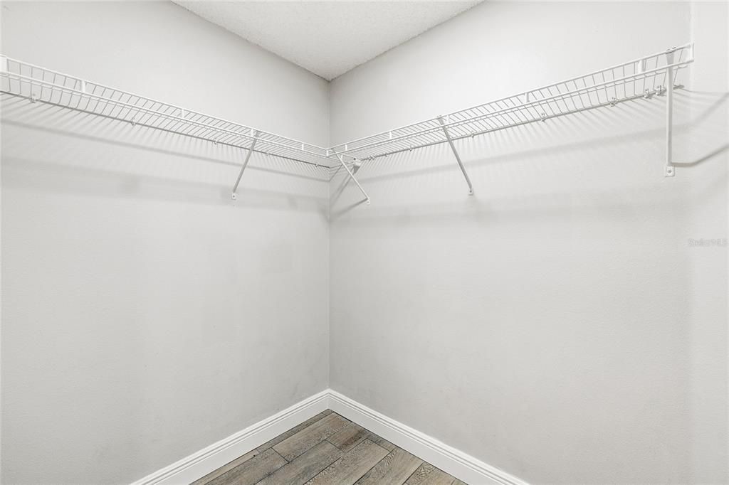 Activo con contrato: $340,000 (4 camas, 2 baños, 1925 Pies cuadrados)