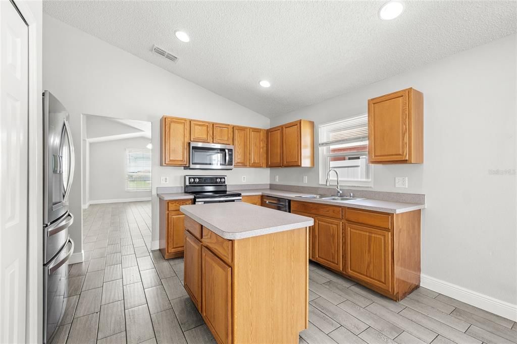Activo con contrato: $340,000 (4 camas, 2 baños, 1925 Pies cuadrados)