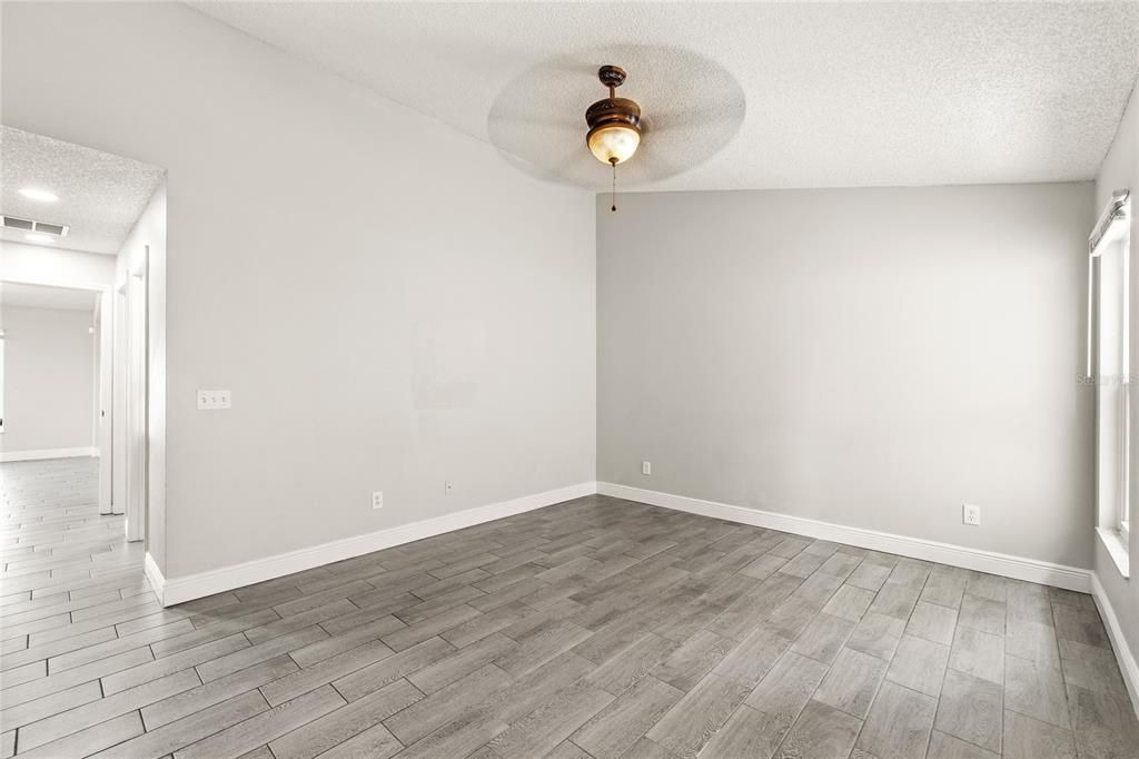 Activo con contrato: $340,000 (4 camas, 2 baños, 1925 Pies cuadrados)