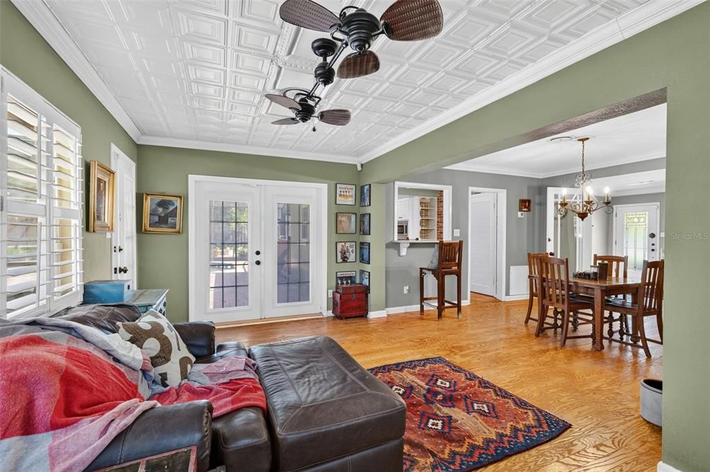 For Sale: $699,000 (3 beds, 2 baths, 1497 Square Feet)