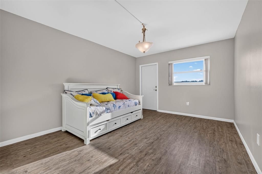 For Sale: $115,000 (2 beds, 1 baths, 880 Square Feet)