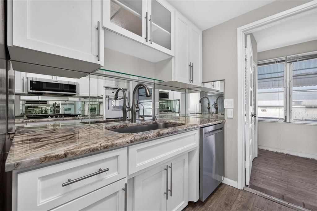 For Sale: $115,000 (2 beds, 1 baths, 880 Square Feet)