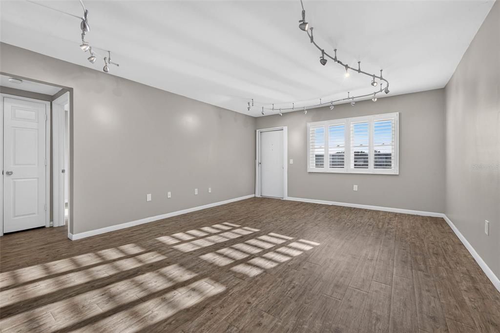 For Sale: $115,000 (2 beds, 1 baths, 880 Square Feet)