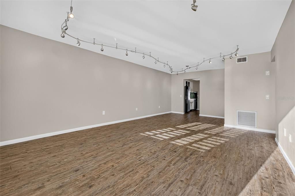 For Sale: $115,000 (2 beds, 1 baths, 880 Square Feet)
