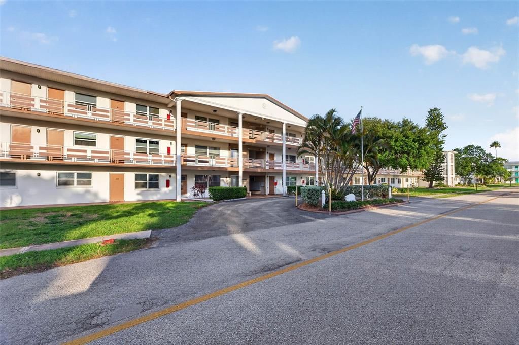 For Sale: $115,000 (2 beds, 1 baths, 880 Square Feet)