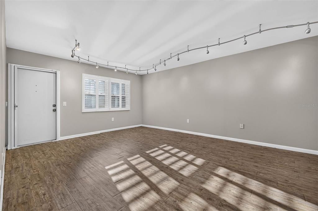 For Sale: $115,000 (2 beds, 1 baths, 880 Square Feet)