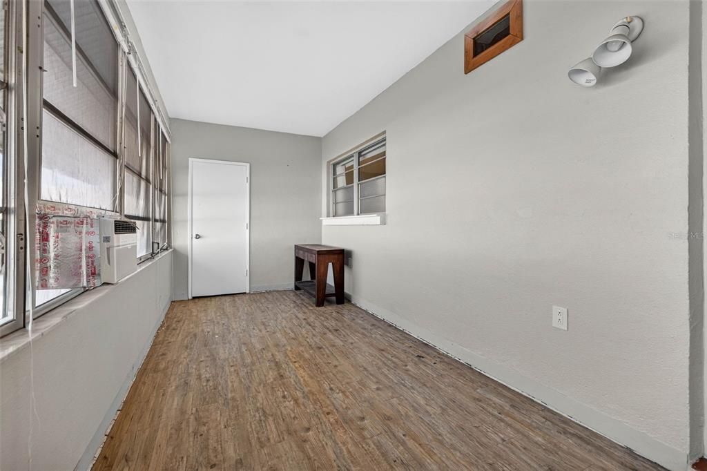 For Sale: $115,000 (2 beds, 1 baths, 880 Square Feet)