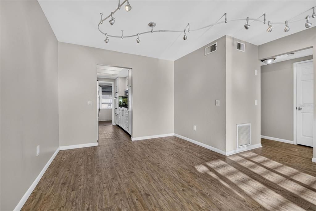 For Sale: $115,000 (2 beds, 1 baths, 880 Square Feet)