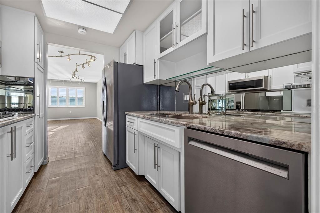 For Sale: $115,000 (2 beds, 1 baths, 880 Square Feet)