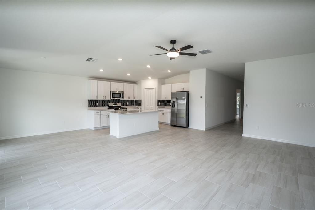 For Rent: $2,595 (4 beds, 2 baths, 1936 Square Feet)