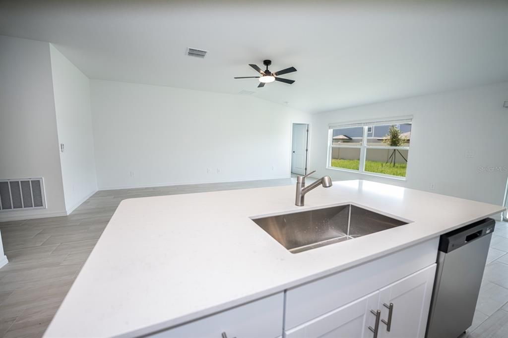 For Rent: $2,595 (4 beds, 2 baths, 1936 Square Feet)