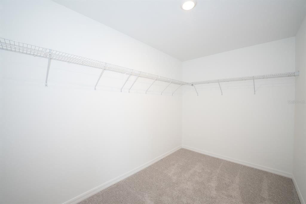 For Rent: $2,595 (4 beds, 2 baths, 1936 Square Feet)