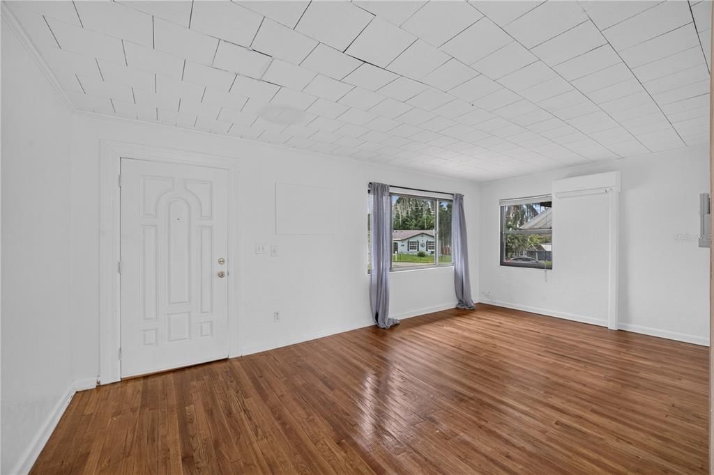 For Sale: $224,900 (2 beds, 1 baths, 932 Square Feet)
