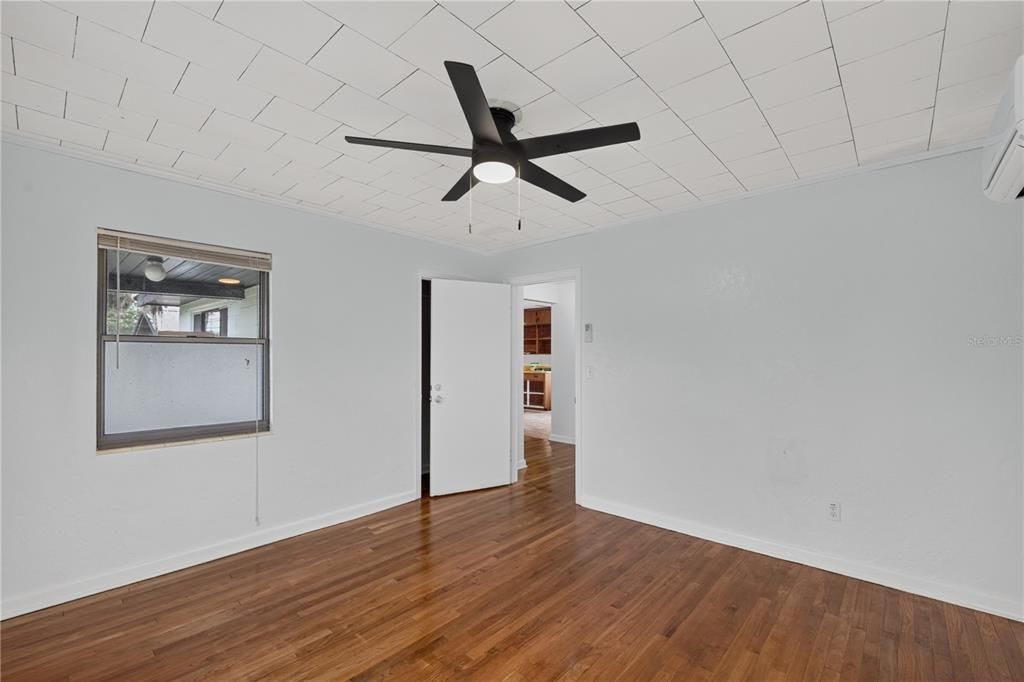 For Sale: $224,900 (2 beds, 1 baths, 932 Square Feet)