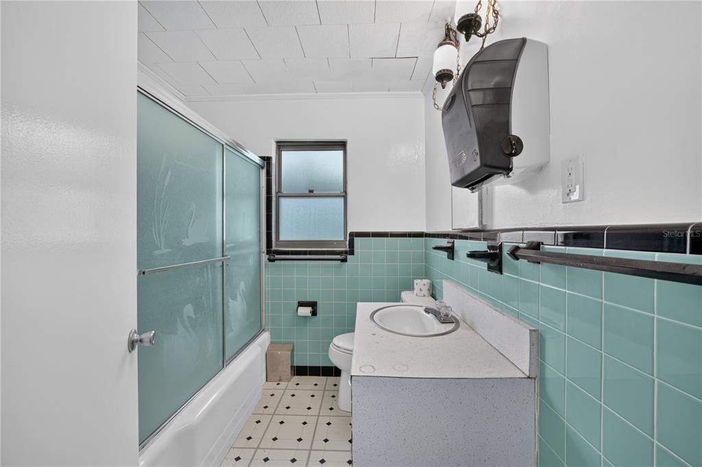 For Sale: $224,900 (2 beds, 1 baths, 932 Square Feet)