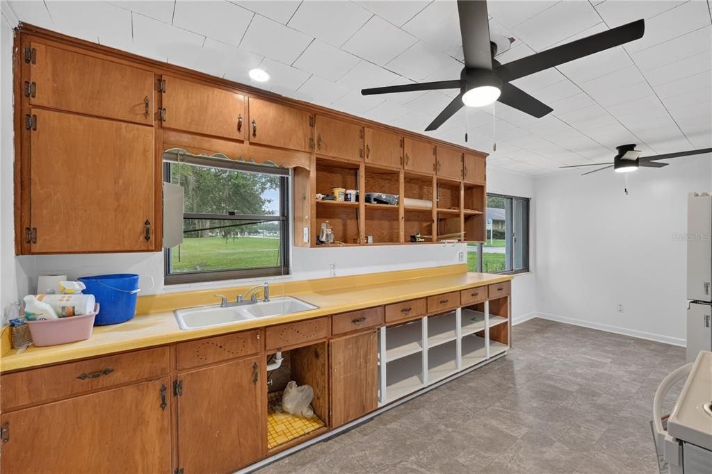 For Sale: $224,900 (2 beds, 1 baths, 932 Square Feet)