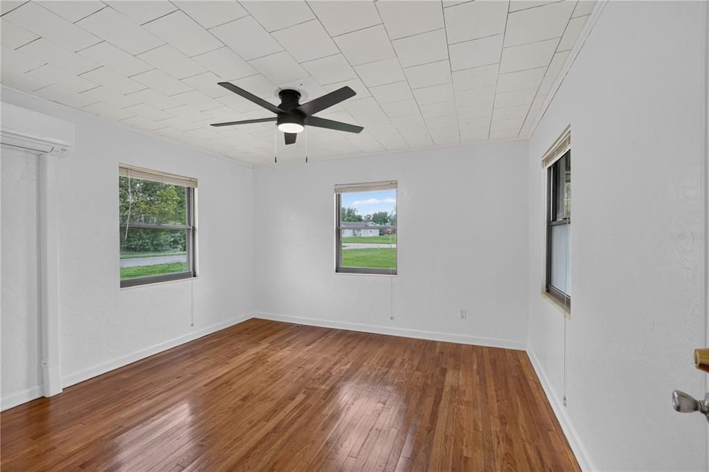 For Sale: $224,900 (2 beds, 1 baths, 932 Square Feet)