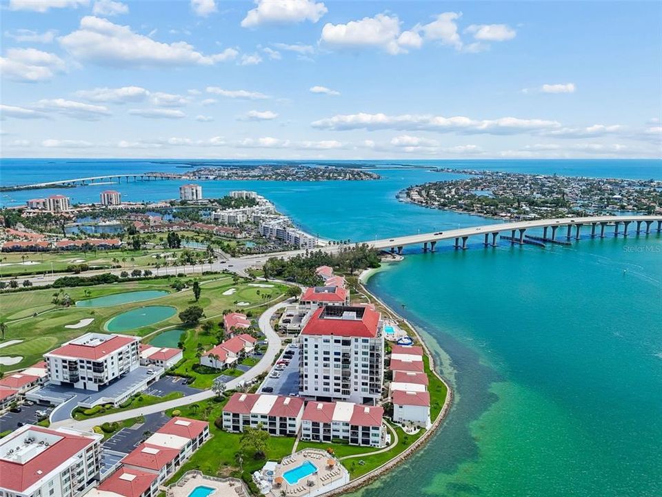 Под контрактом: $549,000 (2 спален, 2 ванн, 1140 Квадратных фут)