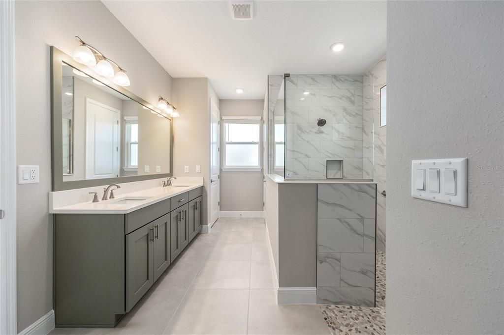 En Venta: $559,820 (3 camas, 3 baños, 2211 Pies cuadrados)