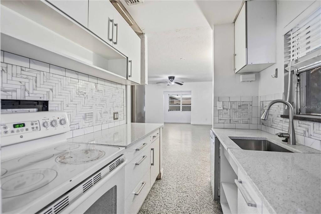 For Sale: $350,000 (2 beds, 2 baths, 1100 Square Feet)