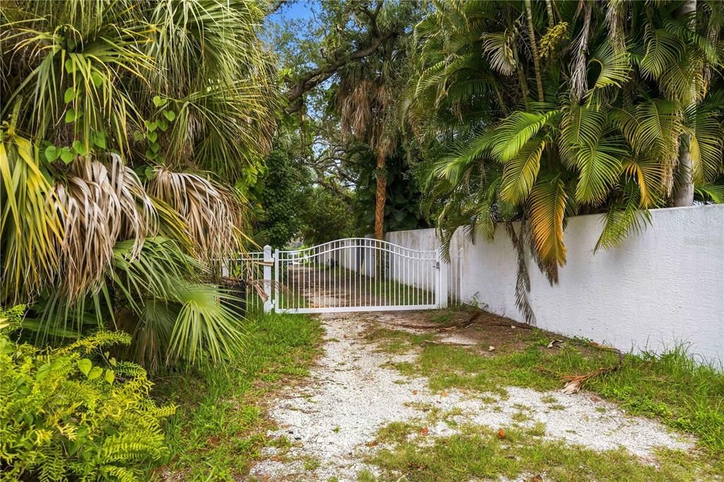 For Sale: $350,000 (2 beds, 2 baths, 1100 Square Feet)