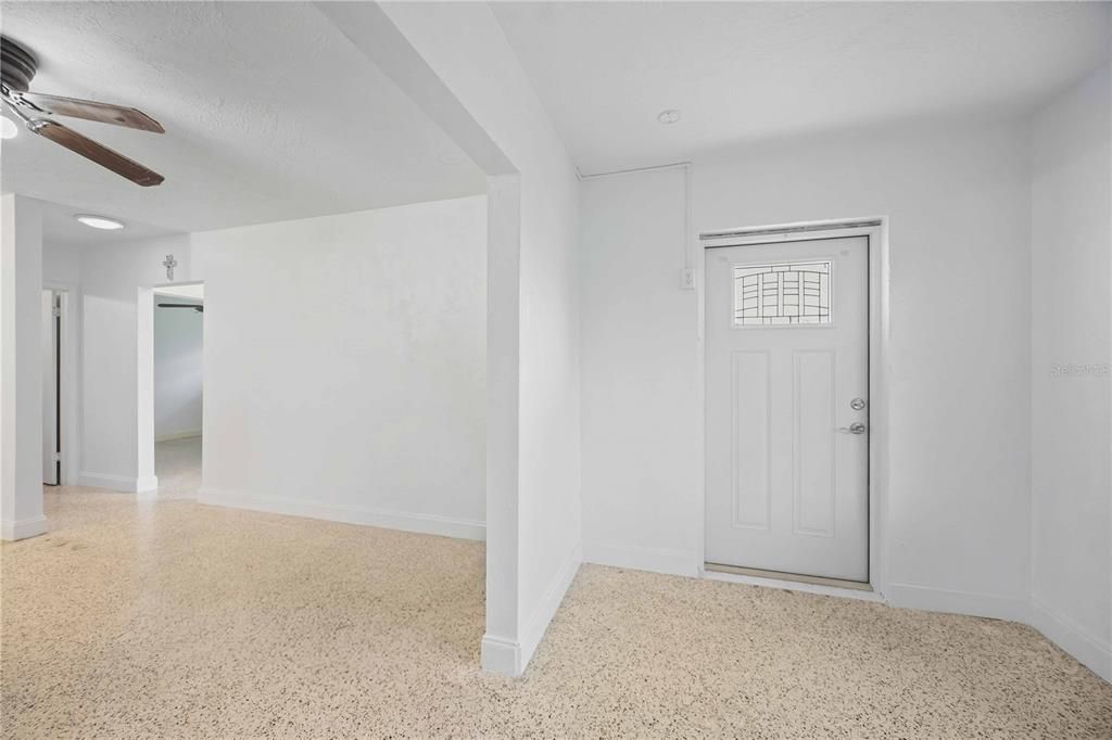 For Sale: $350,000 (2 beds, 2 baths, 1100 Square Feet)