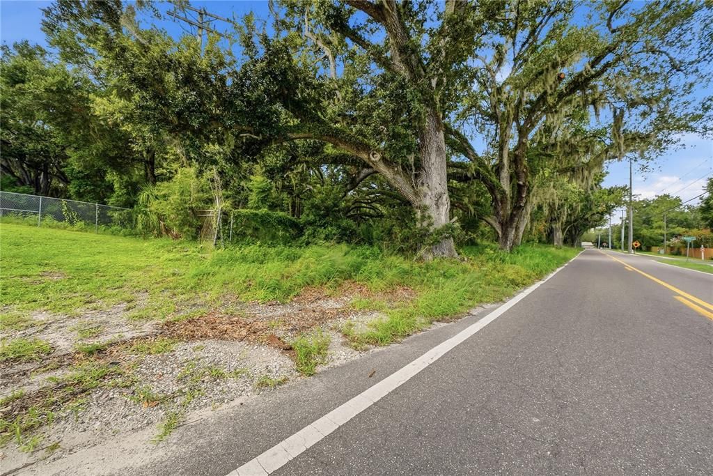 На продажу: $950,000 (2.79 acres)