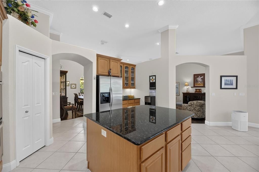 En Venta: $900,000 (4 camas, 3 baños, 2803 Pies cuadrados)