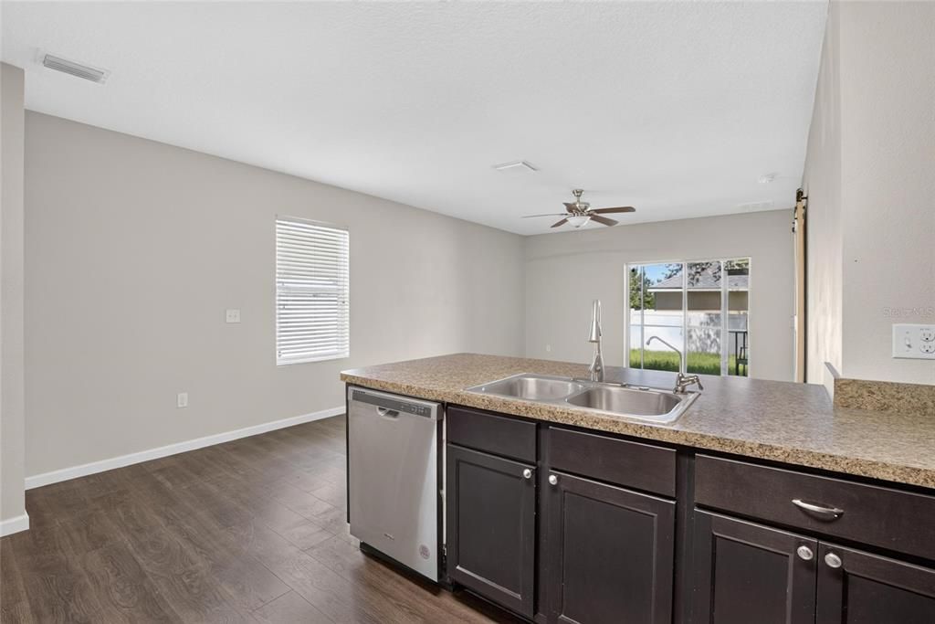 For Rent: $2,400 (3 beds, 2 baths, 1516 Square Feet)