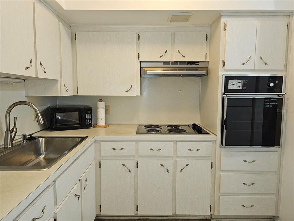 For Rent: $1,400 (1 beds, 1 baths, 825 Square Feet)