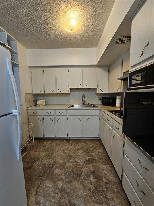 For Rent: $1,400 (1 beds, 1 baths, 825 Square Feet)