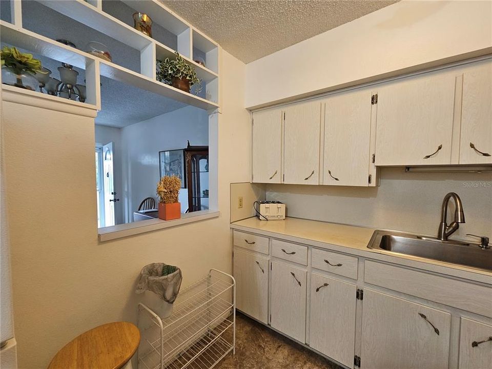 For Rent: $1,400 (1 beds, 1 baths, 825 Square Feet)