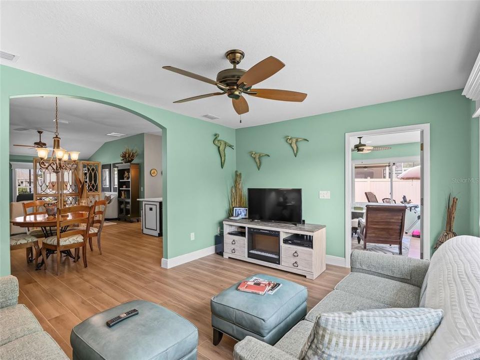 Active With Contract: $389,900 (3 beds, 2 baths, 1931 Square Feet)