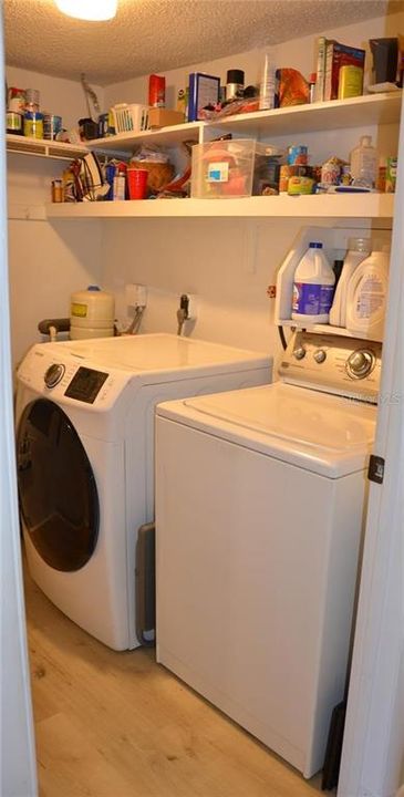 For Sale: $164,000 (2 beds, 2 baths, 893 Square Feet)