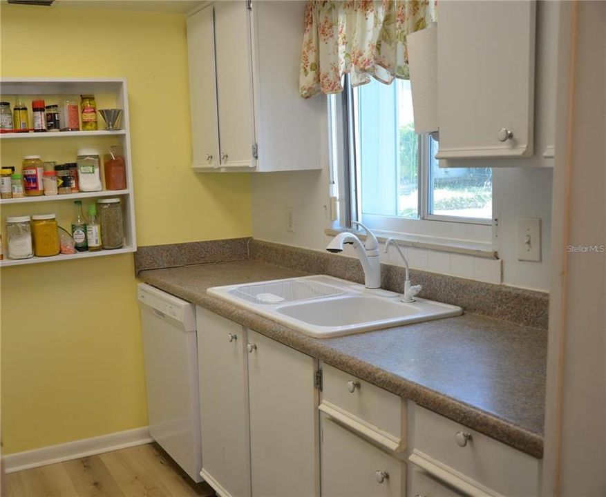 For Sale: $164,000 (2 beds, 2 baths, 893 Square Feet)