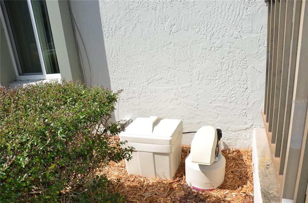 For Sale: $164,000 (2 beds, 2 baths, 893 Square Feet)