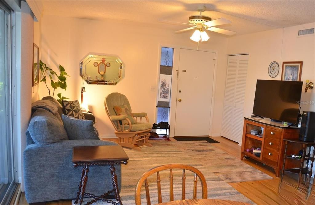 For Sale: $164,000 (2 beds, 2 baths, 893 Square Feet)
