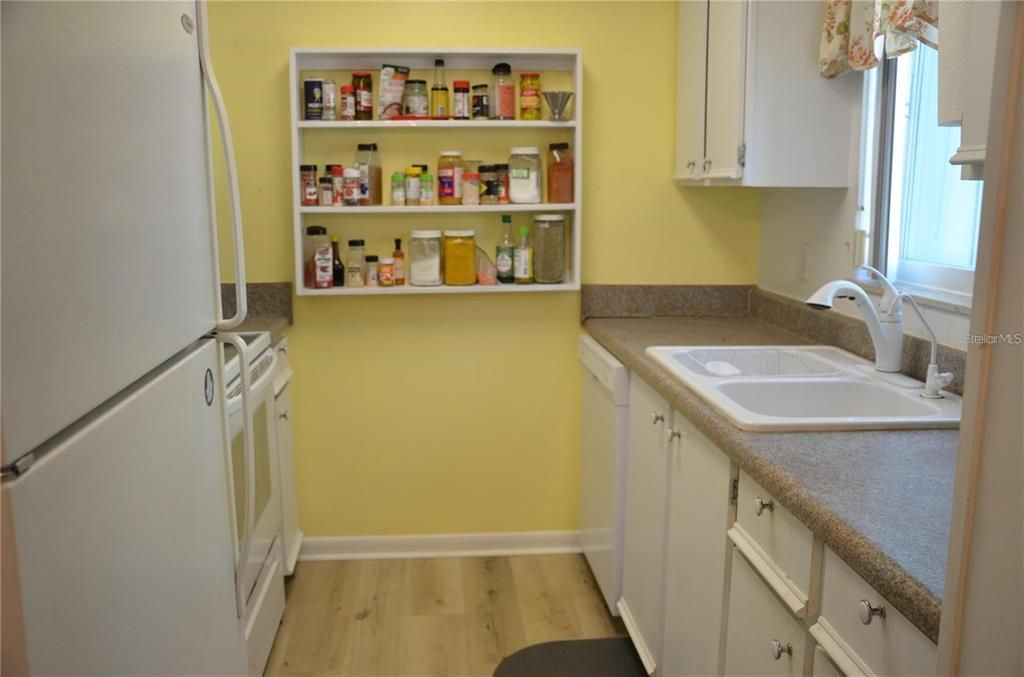 For Sale: $164,000 (2 beds, 2 baths, 893 Square Feet)