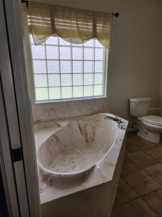 For Sale: $250,000 (2 beds, 2 baths, 1337 Square Feet)